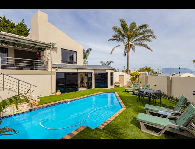 13 BEDROOM FREESTANDING FOR SALE IN PLATTEKLOOF